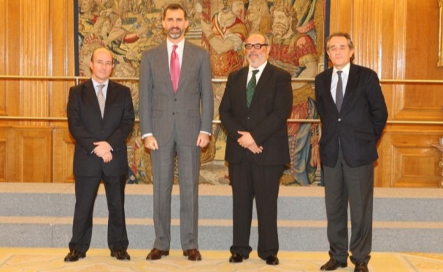 Su Alteza Real el Príncipe de Asturias con los miembros del Colegio de Abogados de Barcelona el decano, Pedro Luis Yúfera Sales; el vicedecano, Eudald